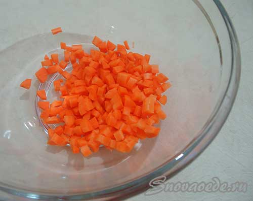 морковь порезать кубиками