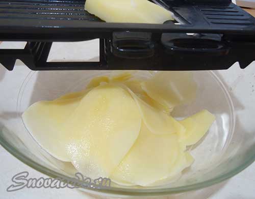 картофель тонко порезать