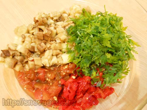 Салат из запеченных баклажанов, перца и помидоров