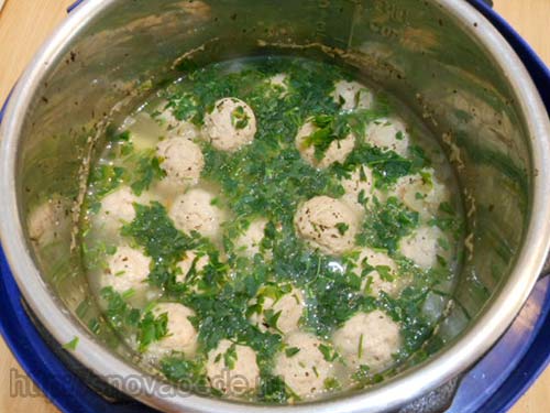 Куриный суп с фрикадельками и вермишелью в мультиварке Редмонд