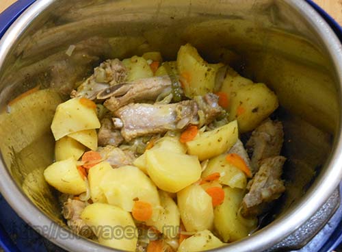 Вкусный картофель, тушеный с ребрышками в мультиварке – пошаговый рецепт приготовления с фото