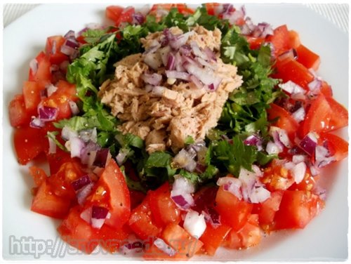 Салат с тунцом, помидорами и огурцами
