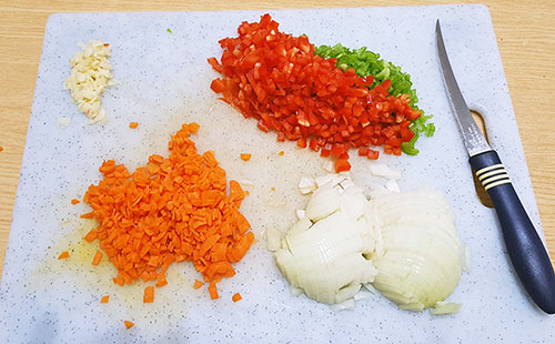 порезать лук, перец, морковь